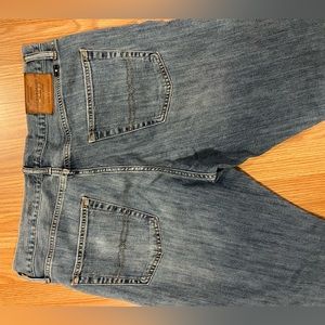 Men’s Lucky Brand jeans . Light denim soft , distressed .